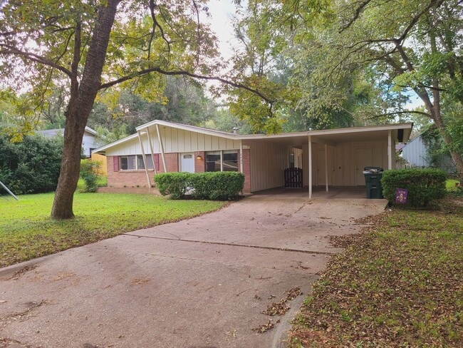 Building Photo - 3 Bedroom Mid-Century Rental