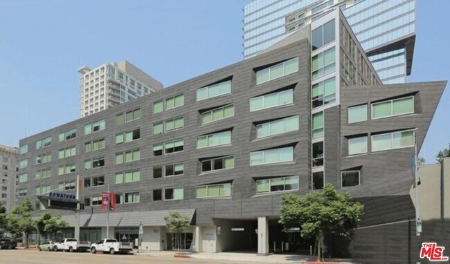 Building Photo - 901 Flower St