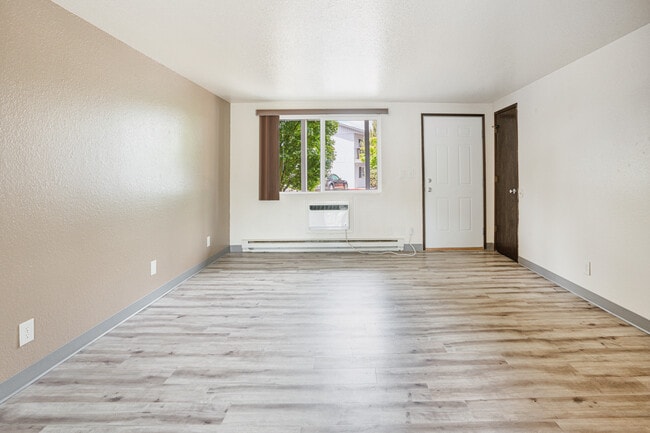 Building Photo - Lookingglass Apartments