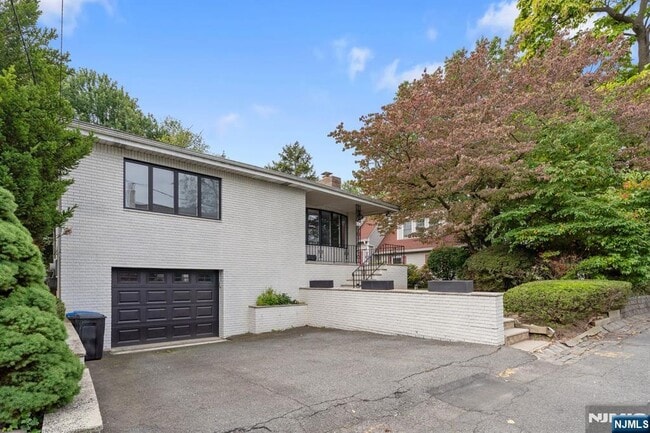 Building Photo - 15 Barnes Dr