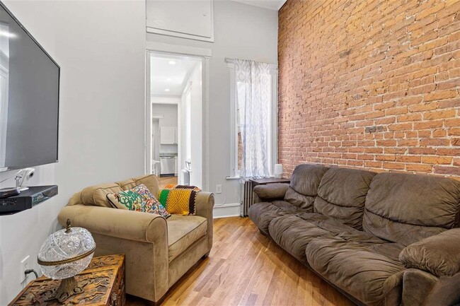 Building Photo - 709 Adams St