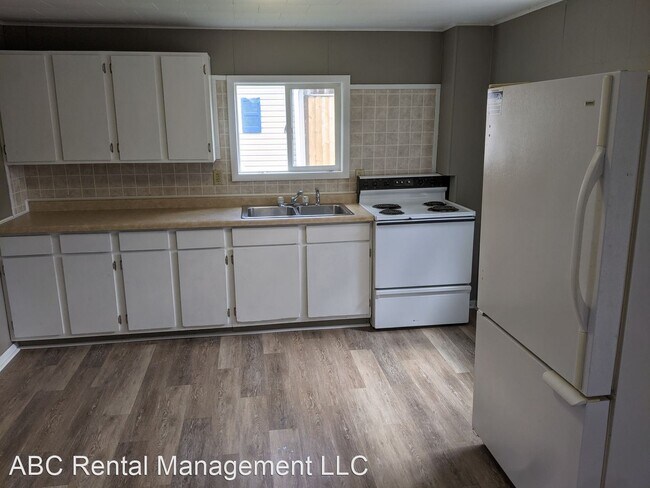 Building Photo - 3 br, 1 bath House - 703 E 9th St
