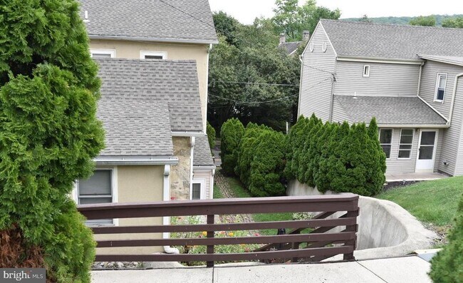 Foto del edificio - 667 Easton Rd