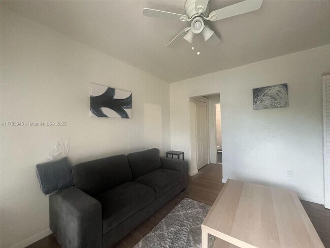 Foto del edificio - 200 NW 13th St
