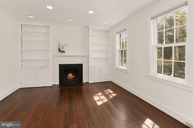 Building Photo - 1537 33rd St NW