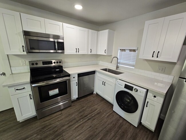 Building Photo - Newly renovated near downtown and biltmore...