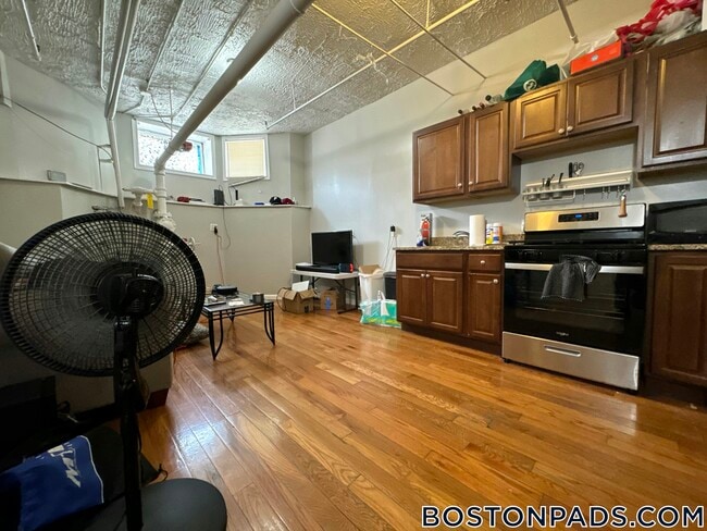 Building Photo - 463 Park Dr