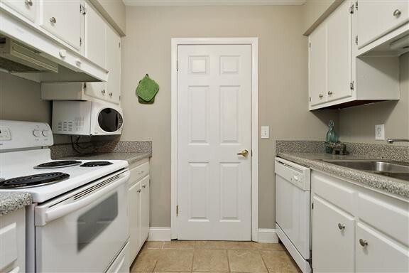 Building Photo - Green Hills Condo