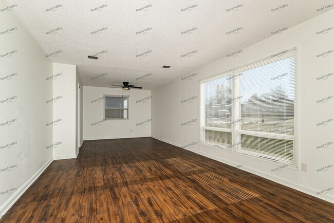 Foto del edificio - 747 Chevron Dr