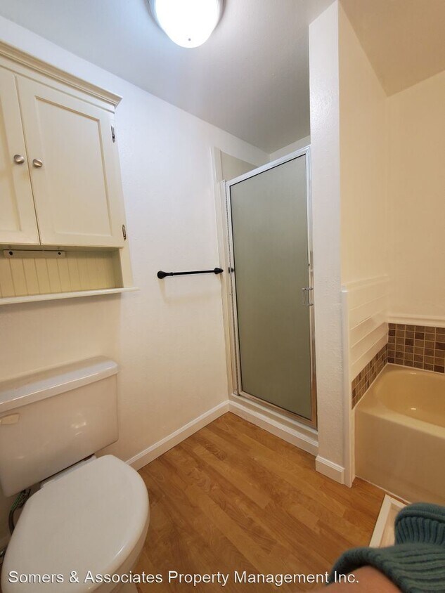 Building Photo - 4 br, 2 bath House - 240 Henderson Rd S