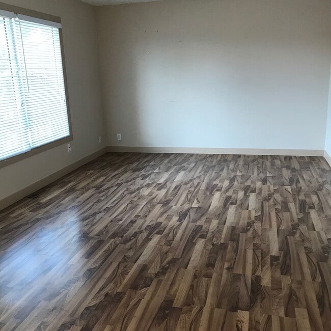 Building Photo - 2 Bed 1.5 Bath Unit in Red Deer, AB