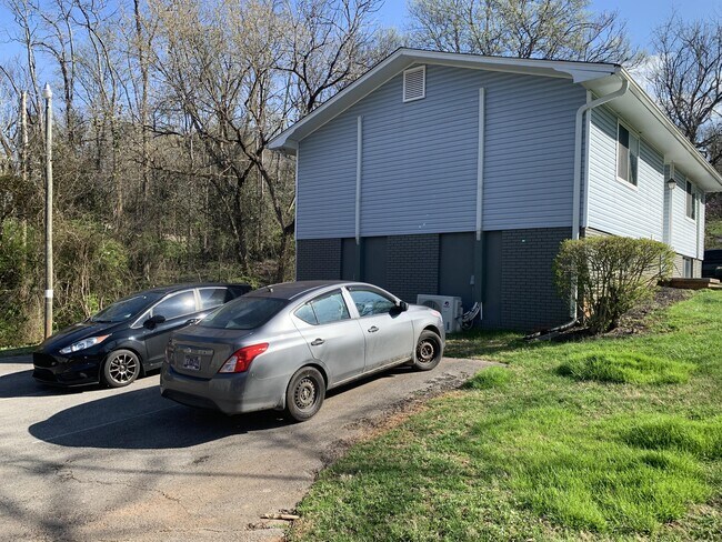 Building Photo - 903 E Red Bud Rd