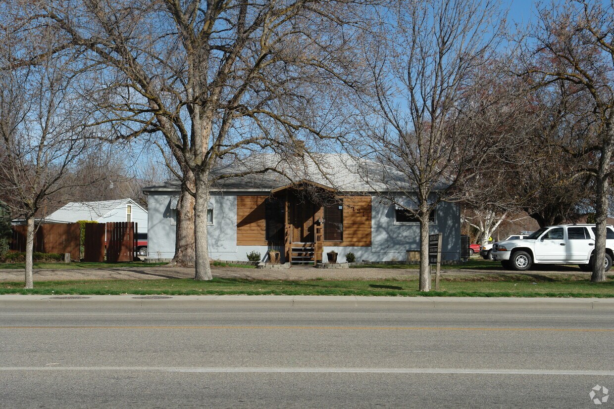 Building Photo - 2128 S Vista Ave