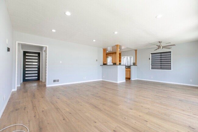 Building Photo - 10430 Langdon Ave