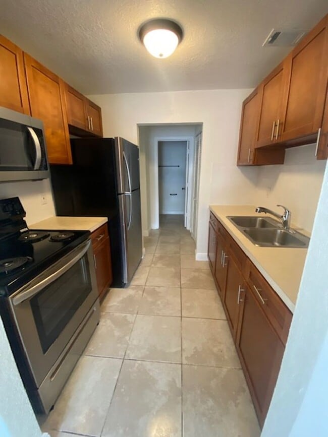 Building Photo - Renovated 2 Bed 1 Bath Pet Friendly with Washer Dryer Hook Ups in Unit
