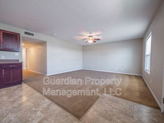 Foto del edificio - 214 E 1st St