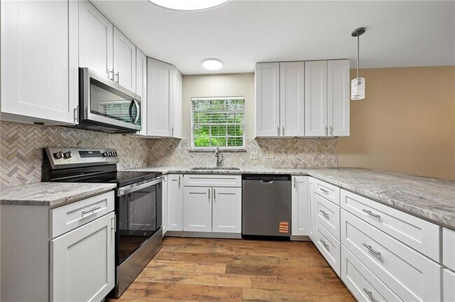 Building Photo - 1549 Eastwood Dr