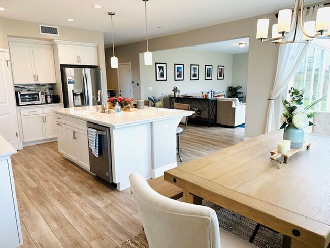 Building Photo - $3,350 West Fresno, 4 Beds + Loft - W. Nor...