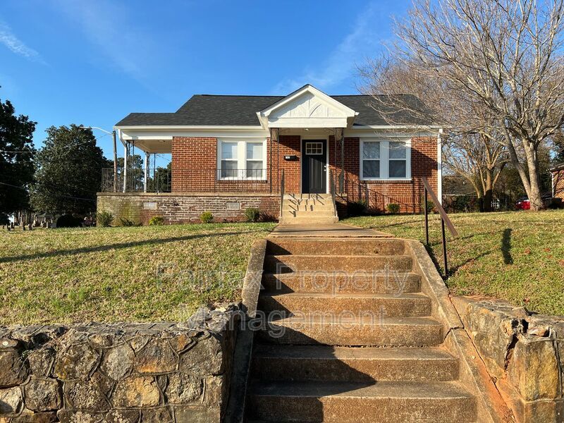 Primary Photo - 102 W Summit Ave