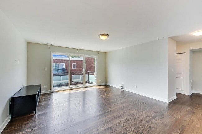 Building Photo - 6433 N Damen Ave