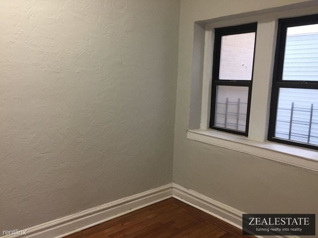 Building Photo - 885 E 38th St
