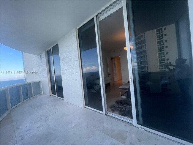 Building Photo - 16001 Collins Ave