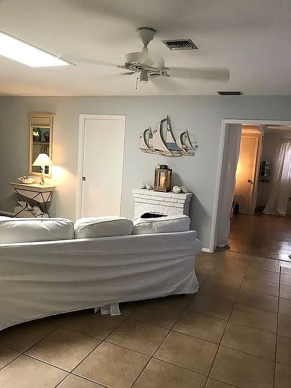 Building Photo - 4-Bedroom Pool Home with 2 Full Baths - Spacious 2373 Sq Ft Home in Englewood's Prime Location!"