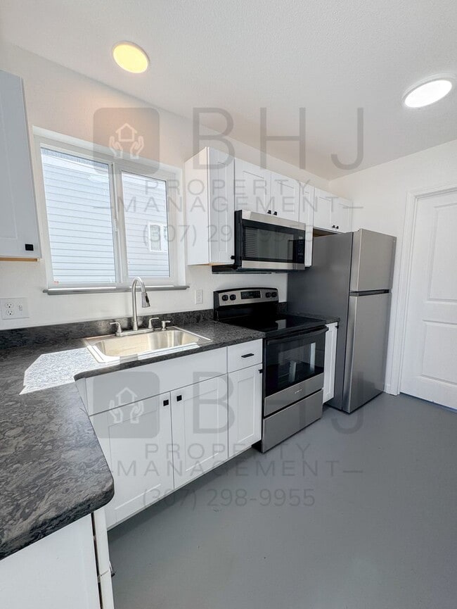 Building Photo - 520 Canby St