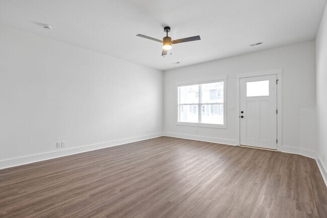 Foto del edificio - Luxury Townhome For Rent Near Billy Dunlop...
