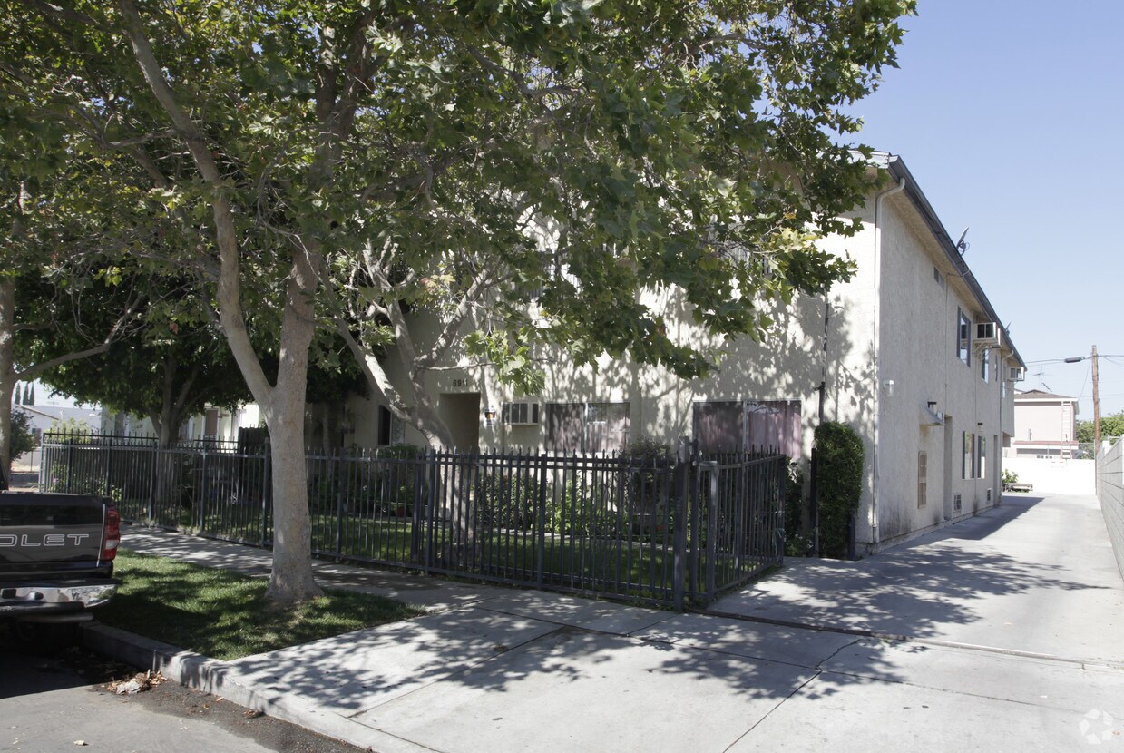 Foto principal - 6911 Ben Ave