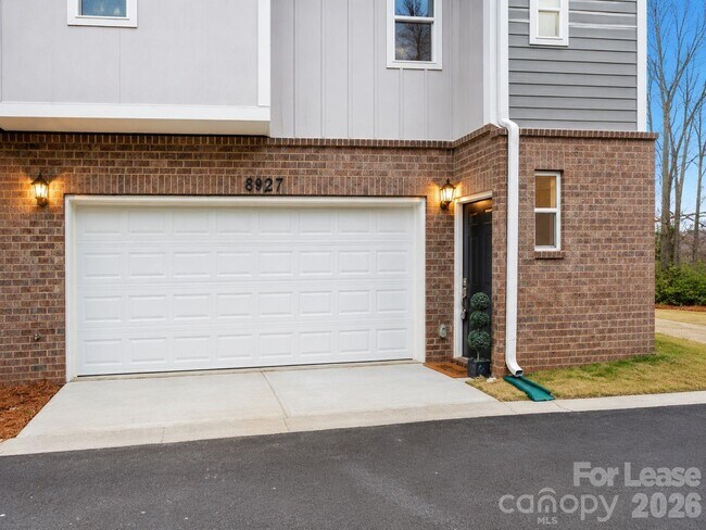 Building Photo - 8927 Sharonbrook Dr