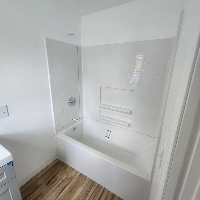 Full bath - 38 Ferry St