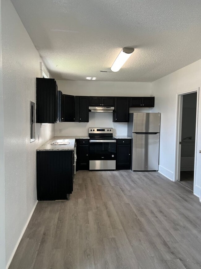 Building Photo - Recently Remodeled 2 bedroom 1 bath duplex