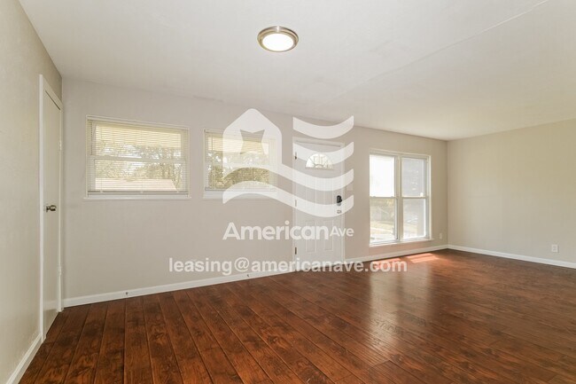 Foto del edificio - 221 Mcalpine Drive, 63137; #1193130 - 1193130