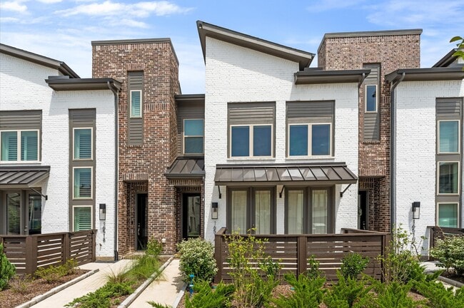 Building Photo - 16514 Lake Austin St