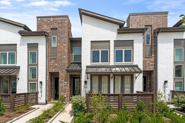 Foto del edificio - 16514 Lake Austin St