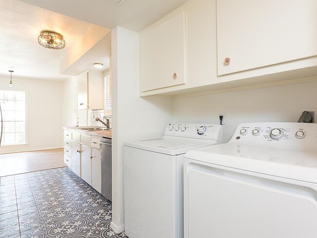 Building Photo - 1800 W 46th St