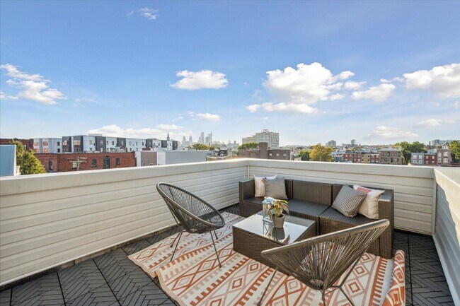 Foto del edificio - ONE OF A KIND! NEW LUXURY HOME with ROOFTO...