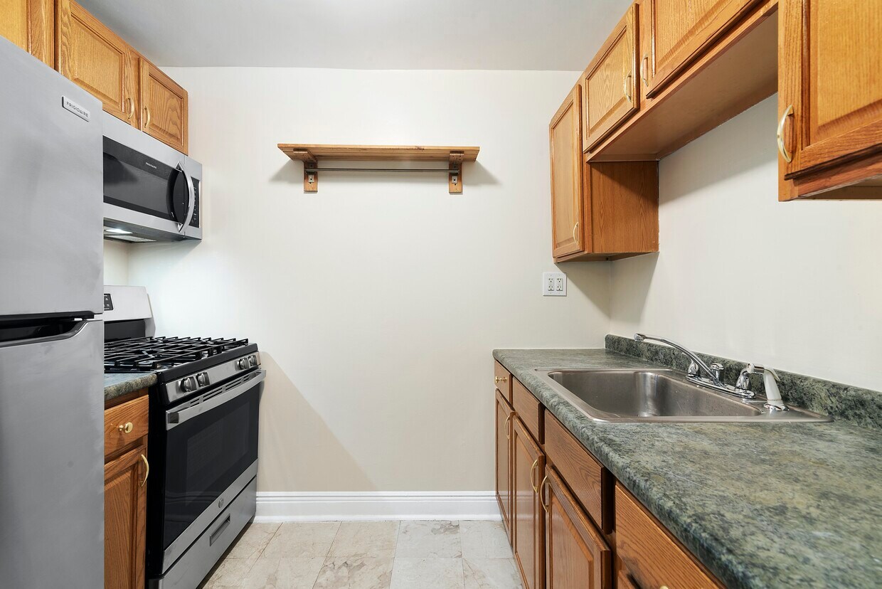Building Photo - Huge 1BR with Private Backyard