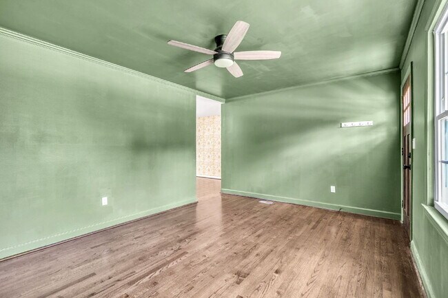 Building Photo - Beautiful 5 Bedroom 3 Bathroom Retreat with Fenced Backyard $2,200/mo rent