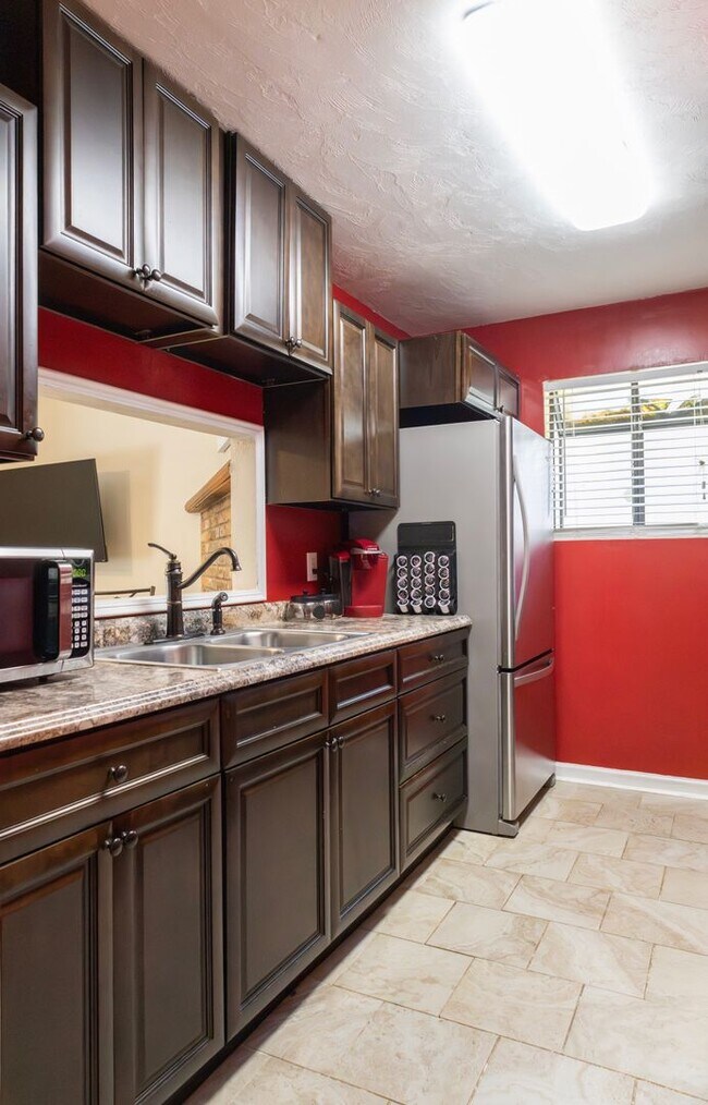 Building Photo - Renovated 2-Bedroom 2-Bathroom Townhome w/...