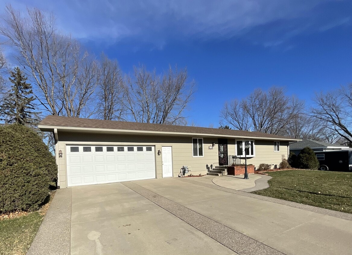 Primary Photo - 1608 Mitchell Dr