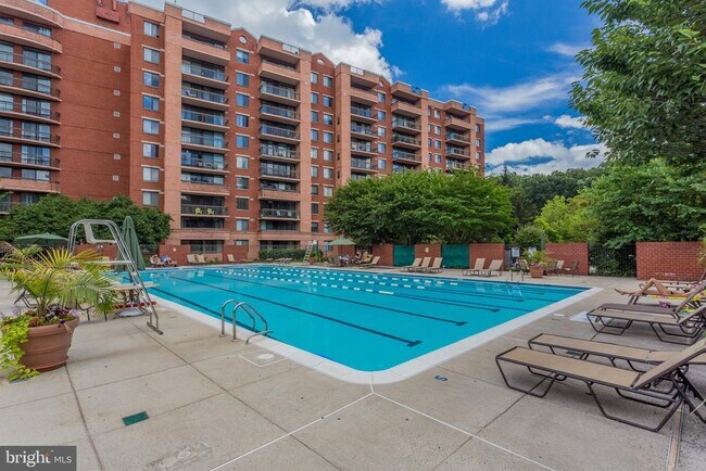 Foto del edificio - 2230 George C Marshall Dr