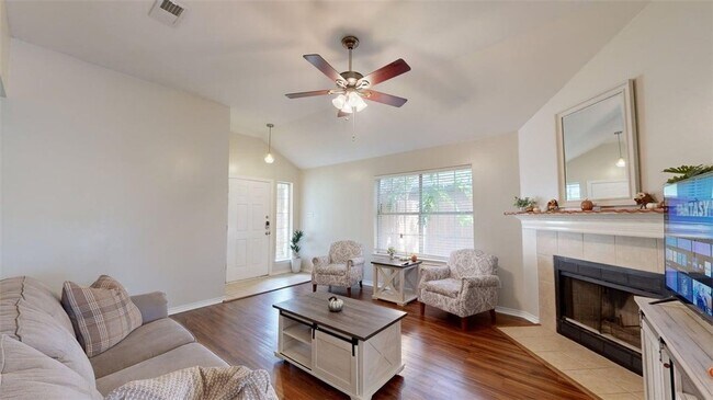 Building Photo - 810 Camellia Ct