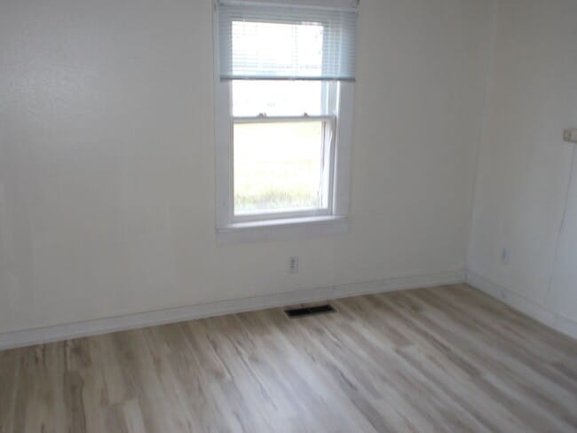 Building Photo - Spacious 1-Bedroom, 1-Bath Unit – 1,000 Sq...