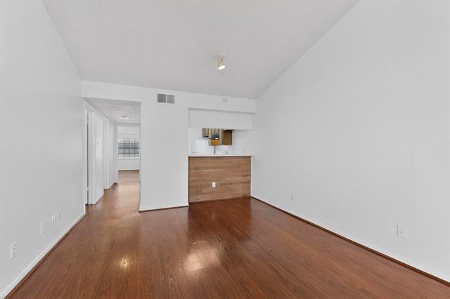 Foto del edificio - 8545 Midpark Rd