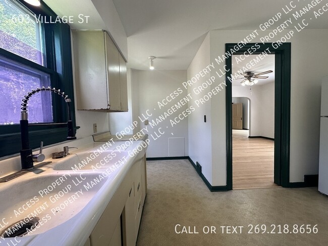 Building Photo - Large 2 bedroom apartment downtown Kalamazoo!