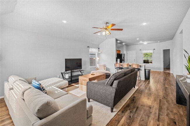 Building Photo - 927 E Swift Dr