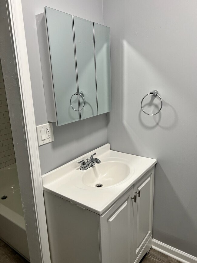 Building Photo - 659 West 43rd Place, Unit Second Floor