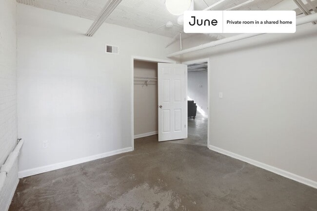 Building Photo - Room in Shared 5 bed/2 bath home